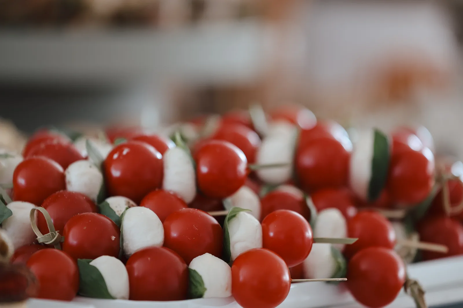 Spiesse mit Kirschtomaten, Mini-Mozzarella und Basilikumblättern, übereinander gestapelt