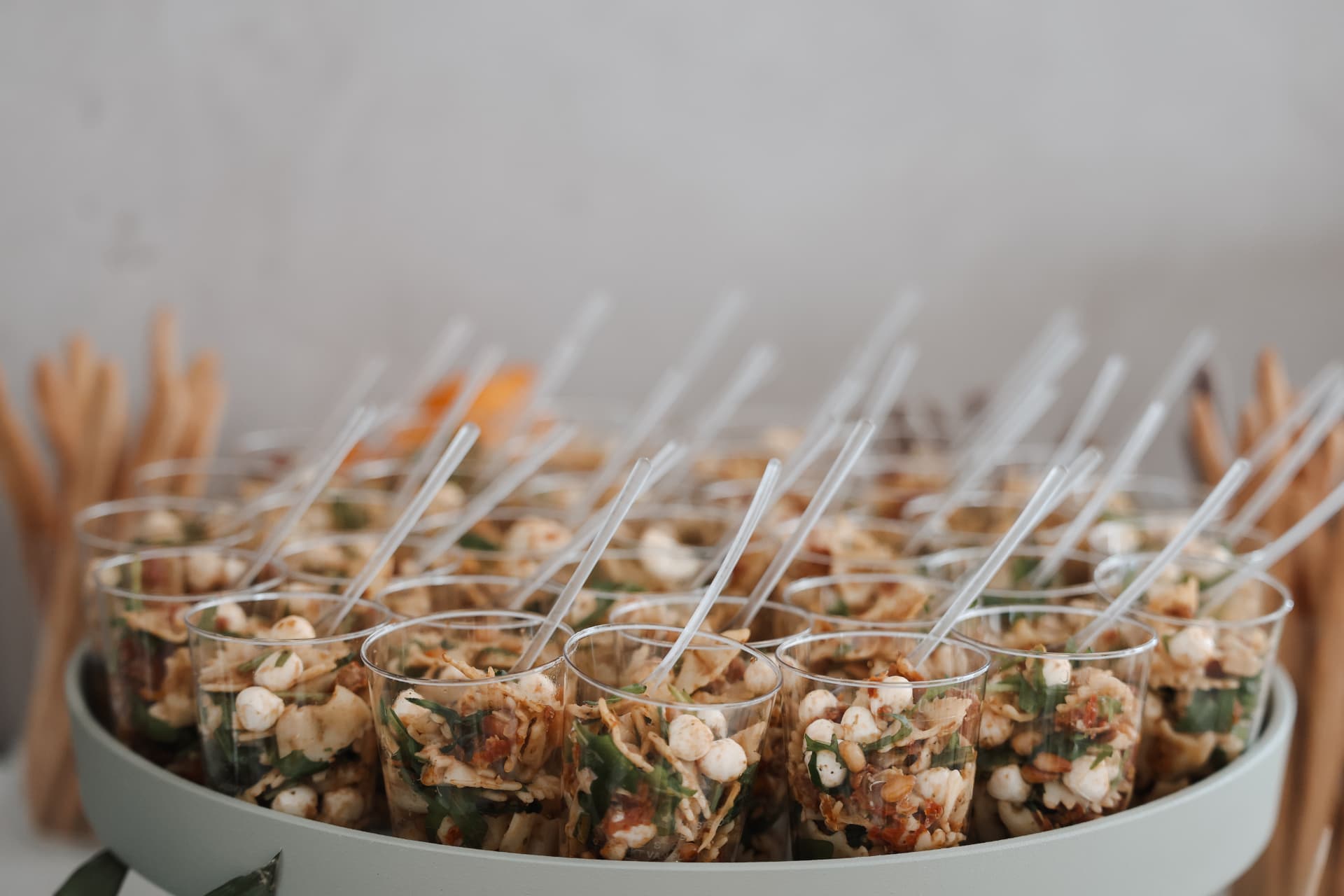 Fingerfood-Salate in kleinen Gläschen, dicht arrangiert auf einer Platte