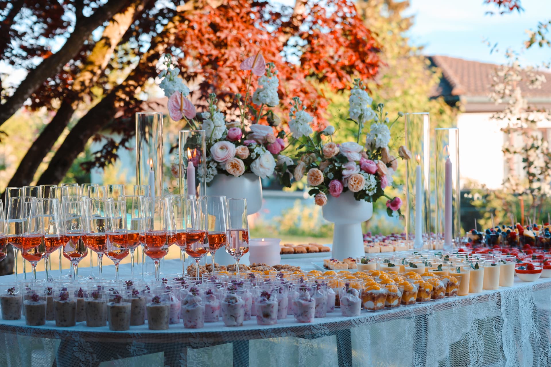 Festliches Dessertbuffet im Freien mit Desserts, Früchten und Getränken