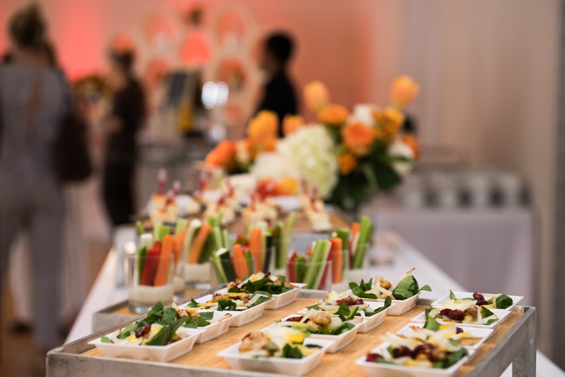 Apéro-Tafel mit Häppchen, Gemüsesticks und Blumenschmuck