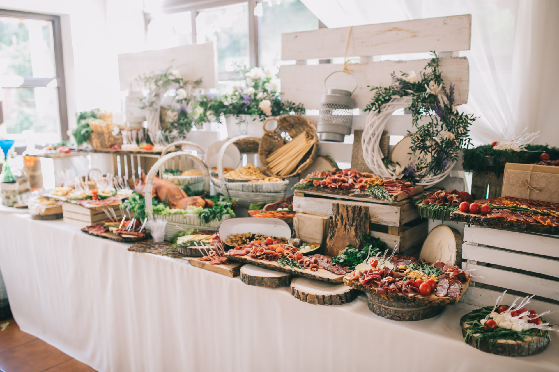 Rustikales Apéro-Buffet mit Fleischplatten, Körbchen und Blumen